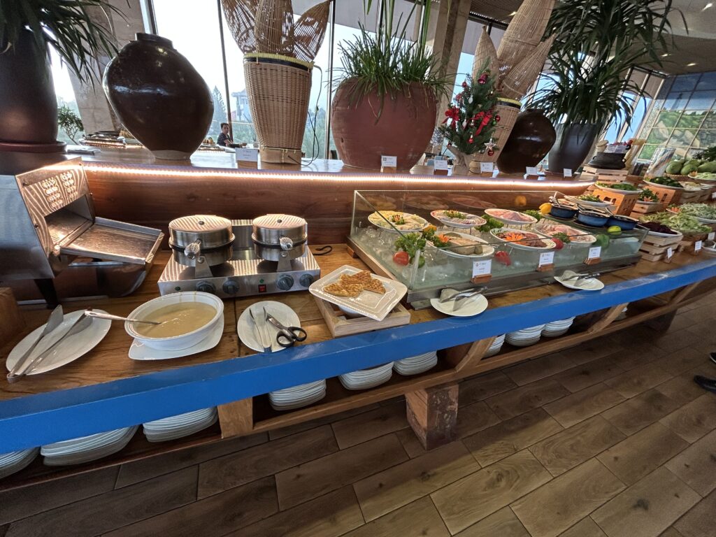 Ăn sáng buffet ở khách sạn Sala Grand