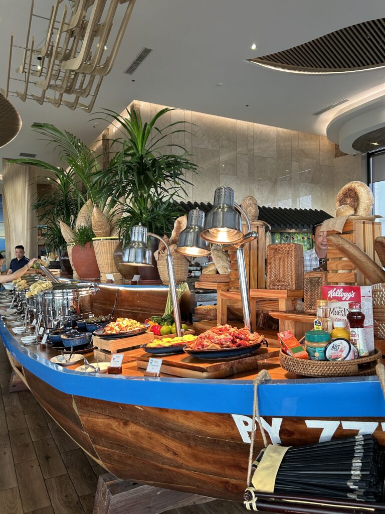 Ăn sáng buffet ở khách sạn Sala Grand